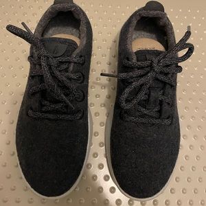 Size 5 Women’s black/dark gray Allbirds. Excellent condition
